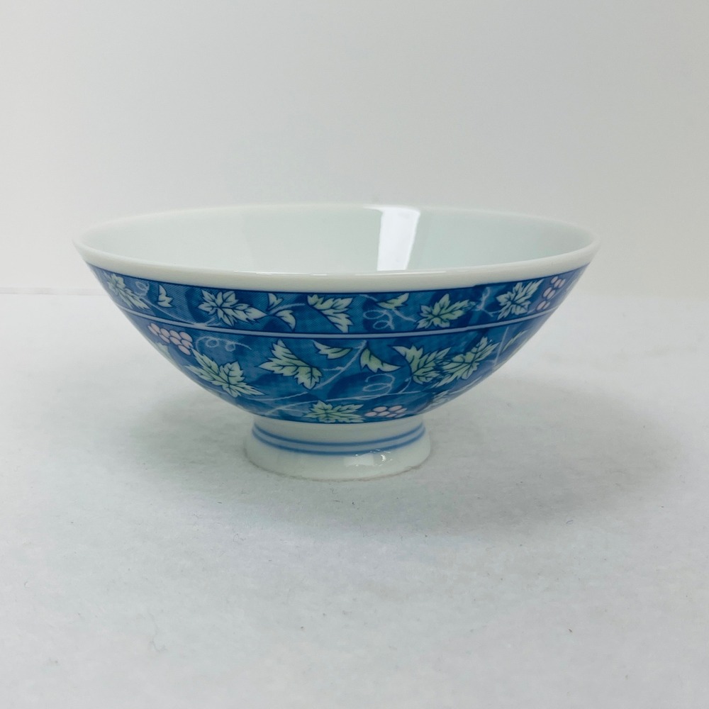 Japanese Porcelain Rice Bowl Blue White Grapevine Leaf Motif Footed 4.75 Inch